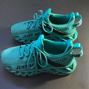 UMYOGO teal shoes. Size 5 big kid (boy).